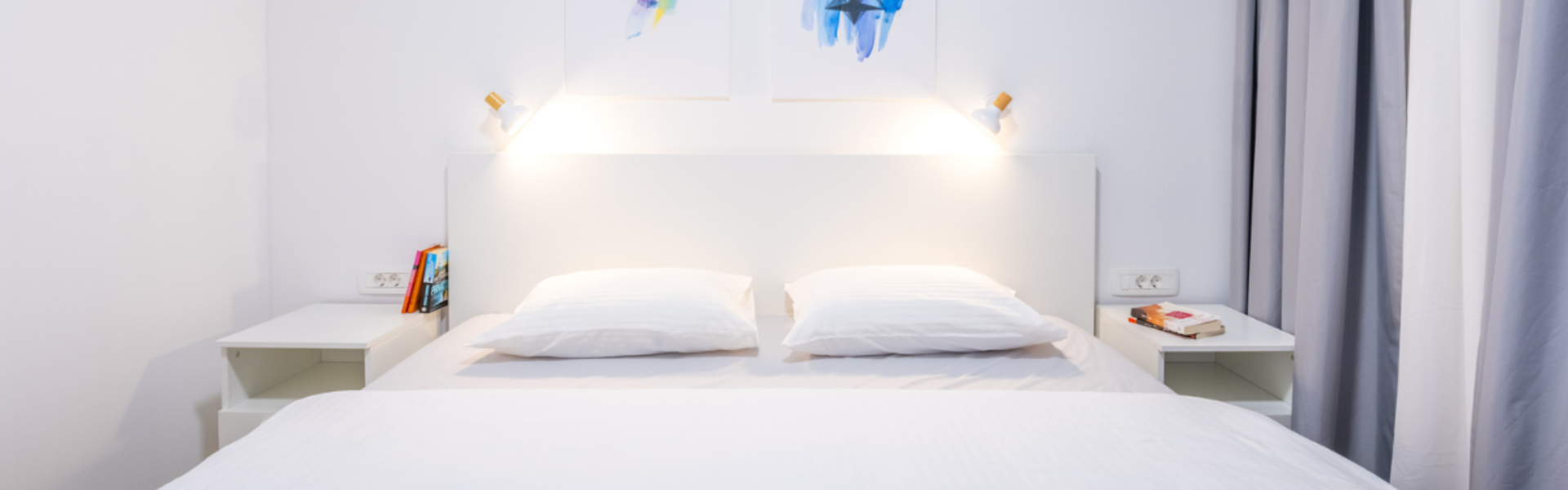 The image shows a bedroom in Studio Petrova 1.