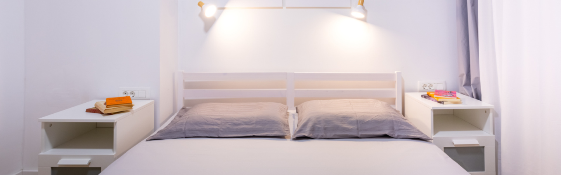 The image shows a bedroom in Studio Petrova 2.