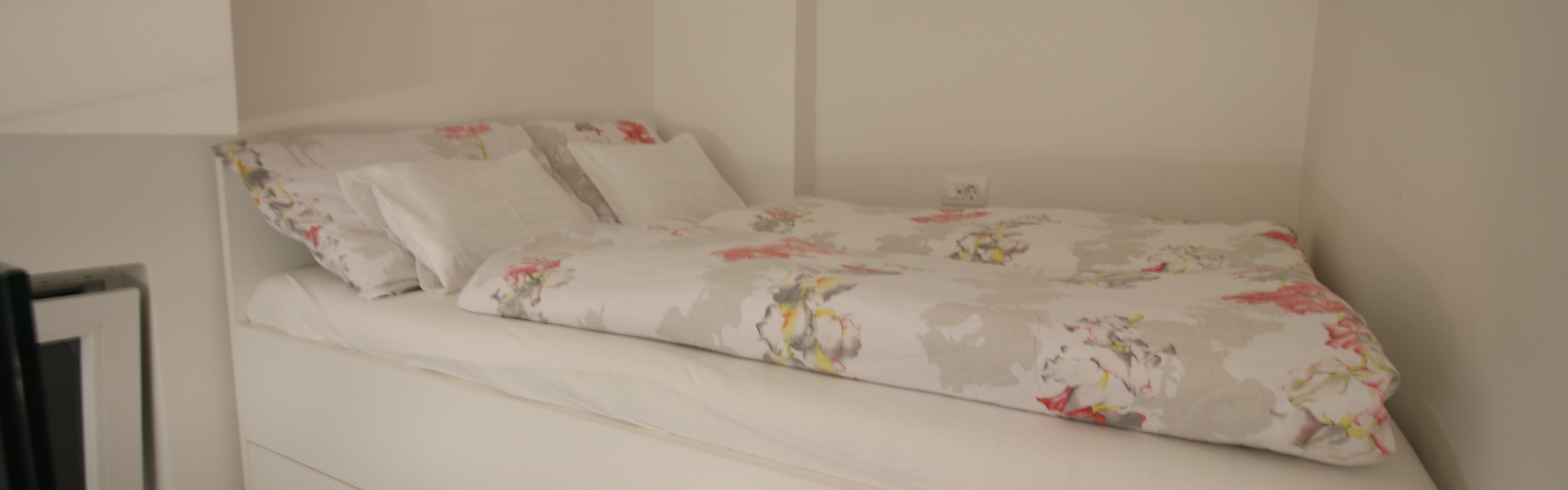 The image shows a bed in Studio Primor.